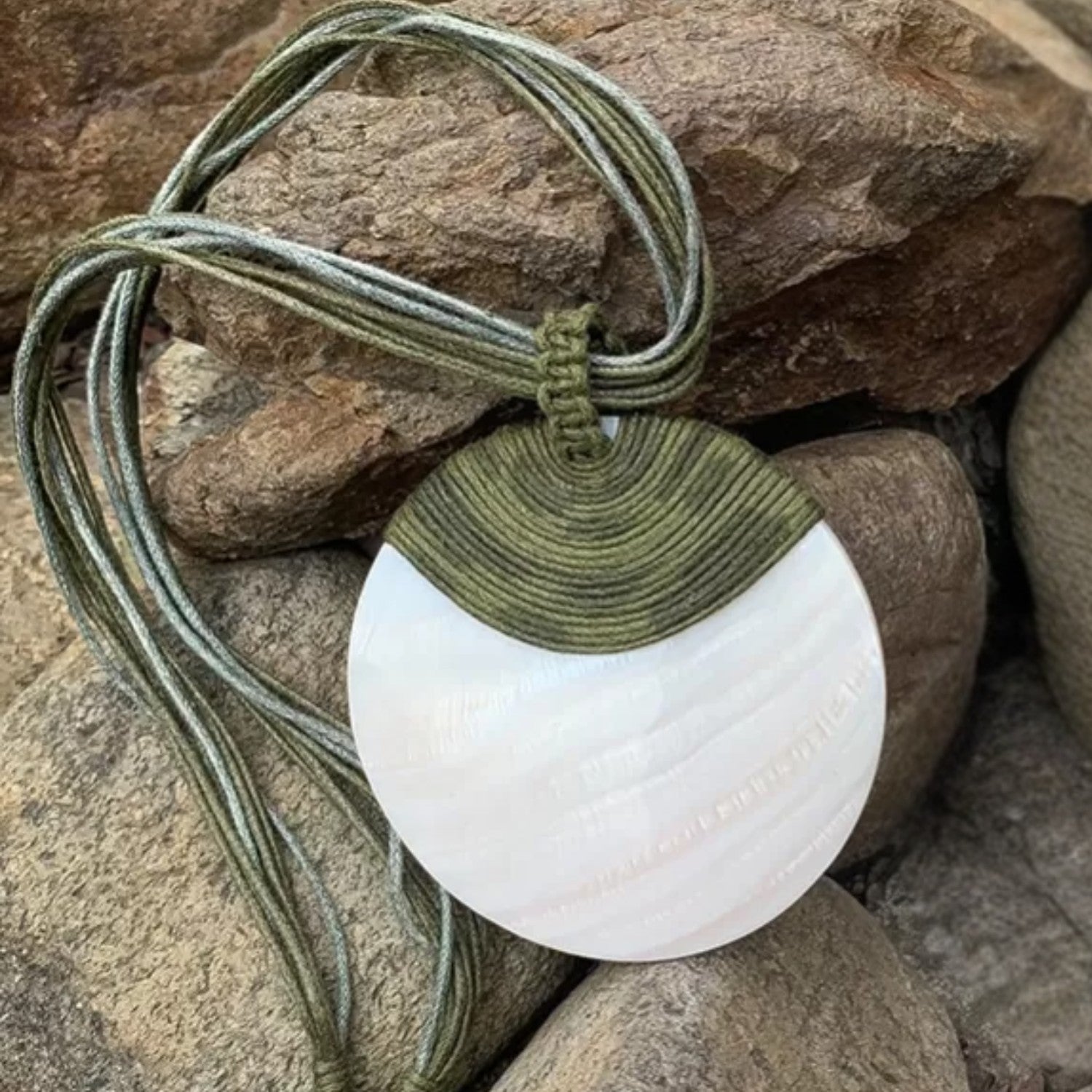 Elegant And Unique White Pearl Shell Necklace 2