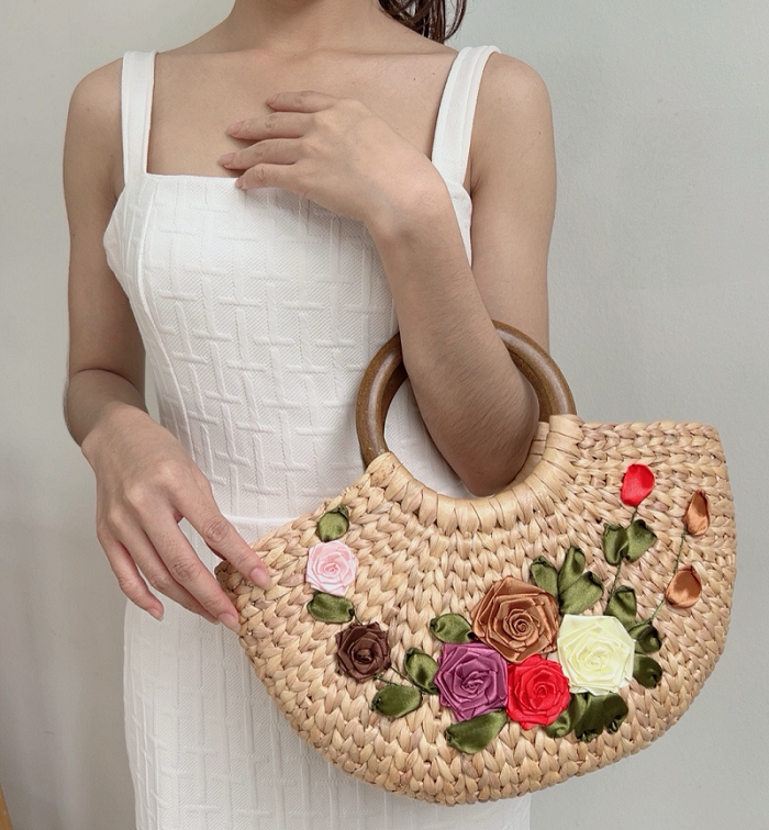 Water Hyacinth Bag With Wooden Handle 1