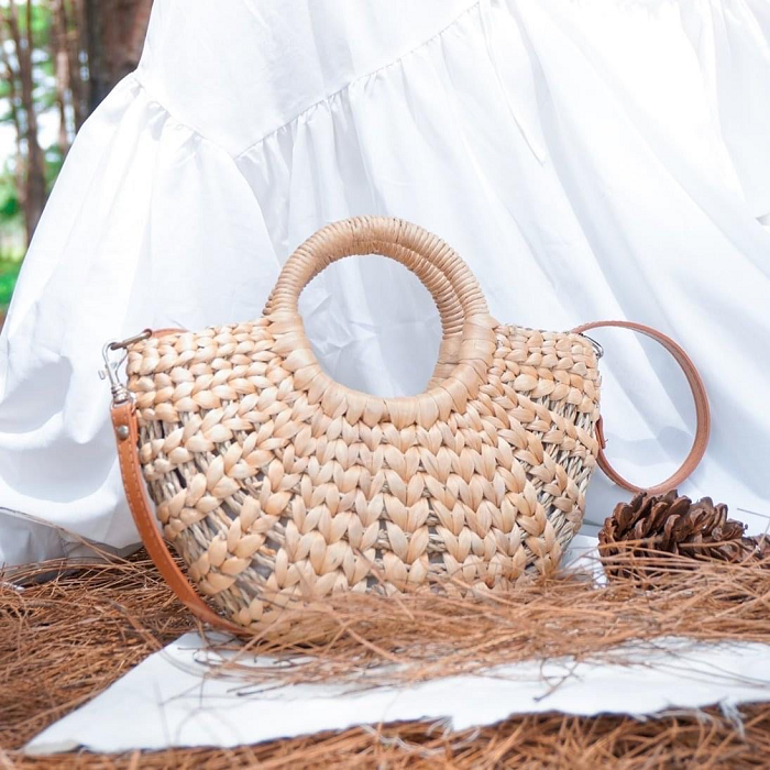 Water hyacinth bag with sparse sedge