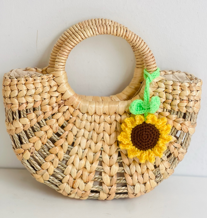 Water hyacinth bag with sparse sedge